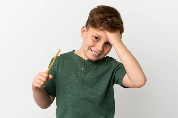 Kleine Roodharige Jongen Met Een Tandenborstel Geïsoleerd Witte Achtergrond Heeft — Stockfoto