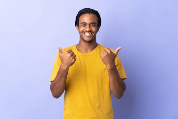 Jovem Afro Americano Com Tranças Homem Isolado Fundo Roxo Com — Fotografia de Stock