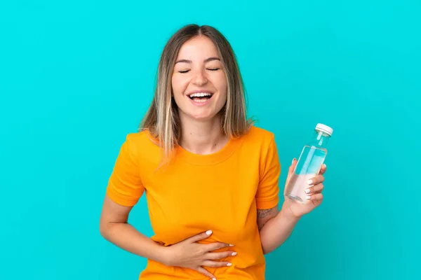 Mujer Rumana Joven Con Una Botella Agua Aislada Sobre Fondo — Foto de Stock