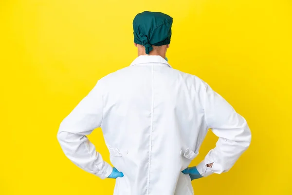 Cirujano Hombre Rubio Uniforme Verde Aislado Sobre Fondo Amarillo Posición —  Fotos de Stock