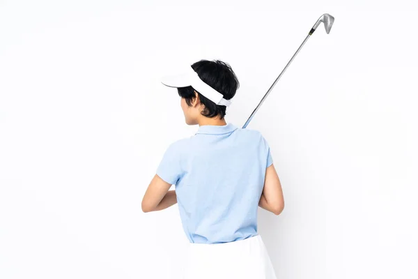 年轻的越南女高尔夫球手穿越孤立的白墙打高尔夫球 — 图库照片
