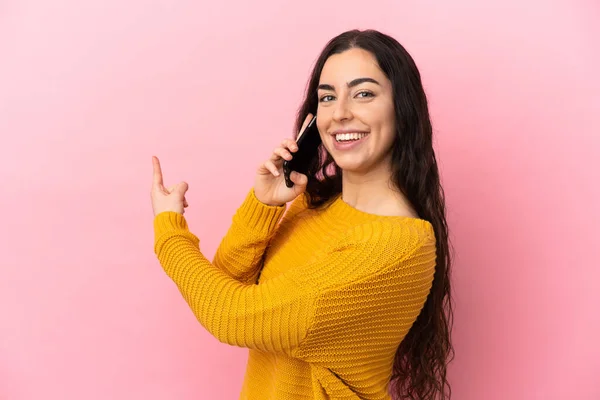 Junge Kaukasische Frau Benutzt Handy Isoliert Auf Rosa Hintergrund Zeigt — Stockfoto