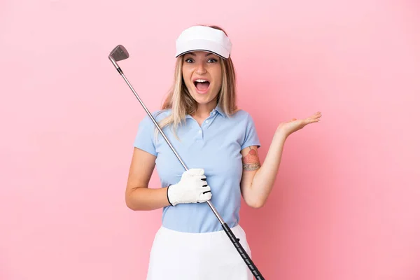 Giovane Golfista Donna Isolata Sfondo Rosa Con Espressione Facciale Scioccata — Foto Stock