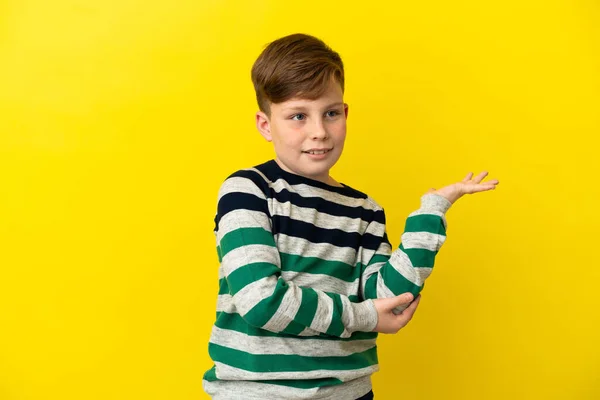 Pequeño Pelirrojo Aislado Sobre Fondo Amarillo Extendiendo Las Manos Lado —  Fotos de Stock