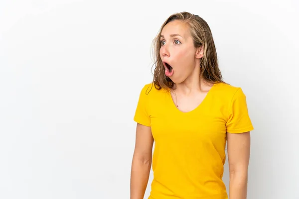 Jeune Femme Caucasienne Isolée Sur Fond Blanc Faisant Geste Surprise — Photo