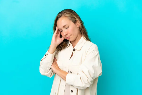 Junge Kaukasische Frau Isoliert Auf Blauem Hintergrund Mit Kopfschmerzen — Stockfoto