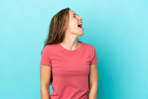 Junge Kaukasische Frau Isoliert Auf Blauem Hintergrund Lachend — Stockfoto