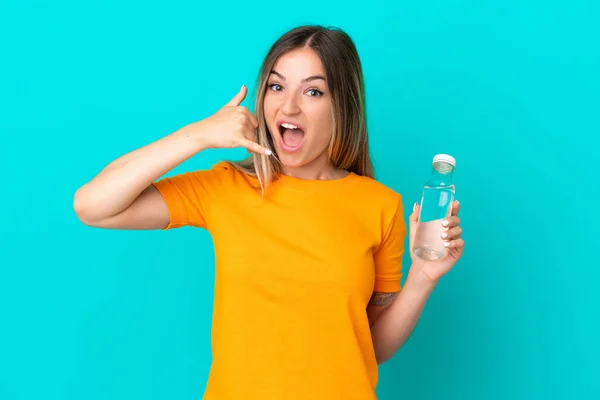 Mujer Rumana Joven Con Una Botella Agua Aislada Sobre Fondo —  Fotos de Stock