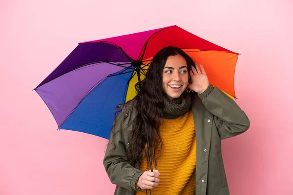 Jovem Segurando Guarda Chuva Isolado Fundo Rosa Ouvindo Algo Colocando — Fotografia de Stock