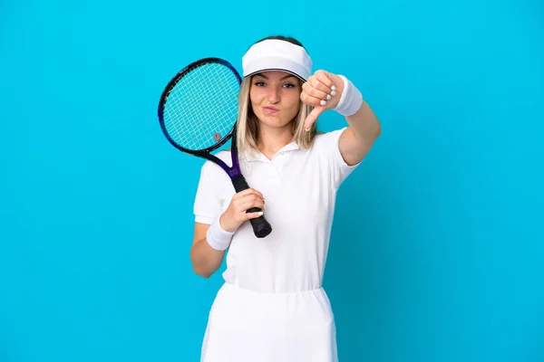 Junge Tennisspielerin Rumänische Frau Isoliert Auf Blauem Hintergrund Zeigt Daumen — Stockfoto