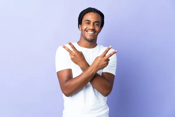 Jovem Afro Americano Com Tranças Homem Isolado Fundo Roxo Sorrindo — Fotografia de Stock