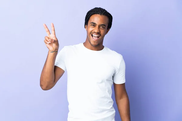 Jovem Afro Americano Com Tranças Homem Isolado Fundo Roxo Sorrindo — Fotografia de Stock