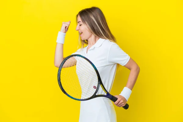 Jovem Romena Isolada Fundo Amarelo Jogando Tênis Celebrando Uma Vitória — Fotografia de Stock