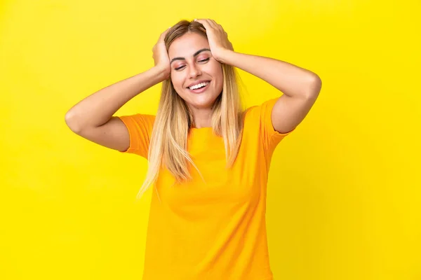 Blonde Uruguayische Mädchen Isoliert Auf Gelbem Hintergrund Lachen — Stockfoto