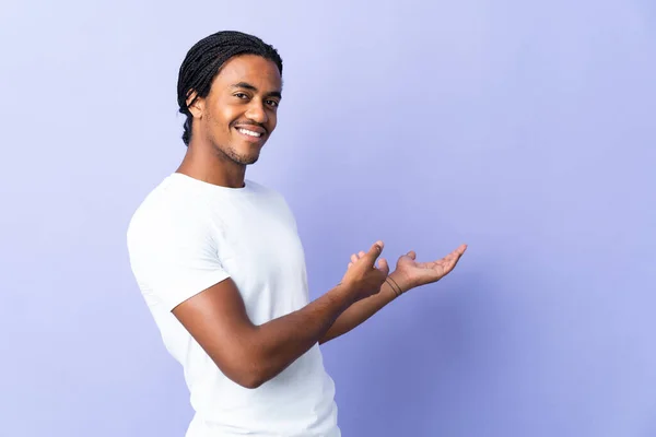 Joven Hombre Afroamericano Con Trenzas Hombre Aislado Sobre Fondo Púrpura — Foto de Stock