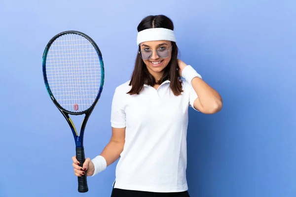 Joven Jugadora Tenis Sobre Fondo Aislado Riendo — Foto de Stock
