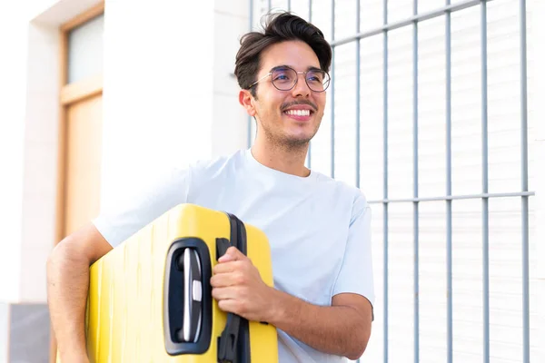 Giovane Uomo Caucasico All Aria Aperta Vacanza Con Valigia Viaggio — Foto Stock