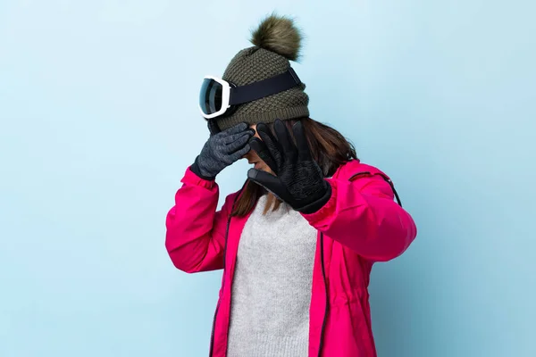 Mieszane Wyścig Narciarz Dziewczyna Okulary Snowboardowe Pojedyncze Niebieskie Tło Stop — Zdjęcie stockowe