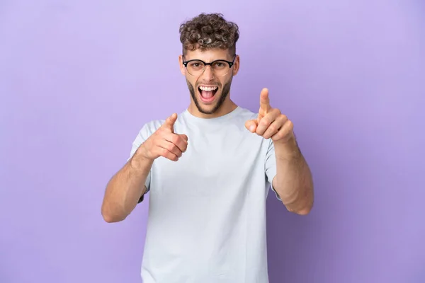 Lieferung Kaukasischen Mann Isoliert Auf Lila Hintergrund Überrascht Und Zeigt — Stockfoto