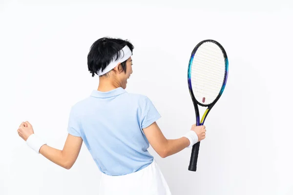 Unga Vietnamesiska Tennisspelare Kvinna Över Isolerad Vit Vägg Spelar Tennis — Stockfoto