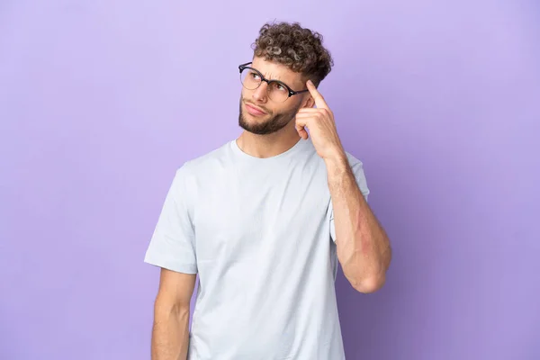 Homem Caucasiano Entrega Isolado Fundo Roxo Fazendo Gesto Loucura Colocando — Fotografia de Stock