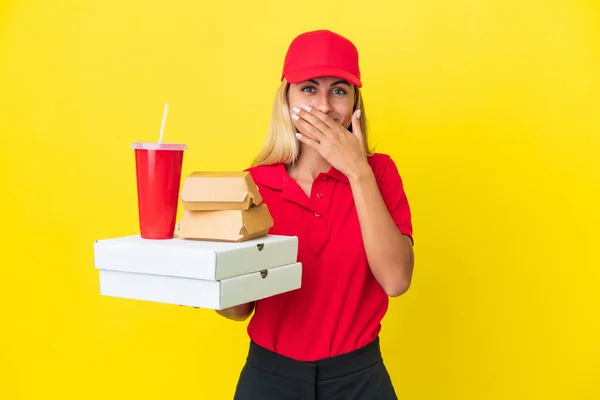 Dostawa Urugwajka Kobieta Gospodarstwa Fast Food Izolowane Żółtym Tle Szczęśliwy — Zdjęcie stockowe