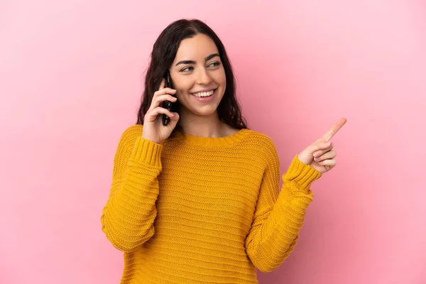 Jonge Blanke Vrouw Met Behulp Van Mobiele Telefoon Geïsoleerd Roze — Stockfoto