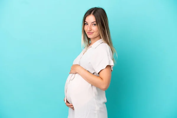 Mladá Rumunská Žena Izolované Modrém Pozadí Těhotná Šťastná — Stock fotografie