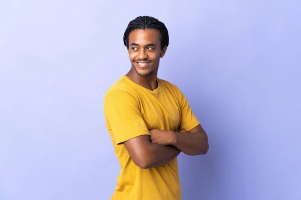 年轻的非洲裔美国人 头戴辫子 身披紫色背景 望着侧面 面带微笑 — 图库照片