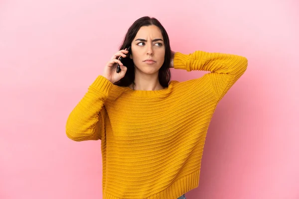 Mulher Caucasiana Jovem Usando Telefone Celular Isolado Fundo Rosa Com — Fotografia de Stock