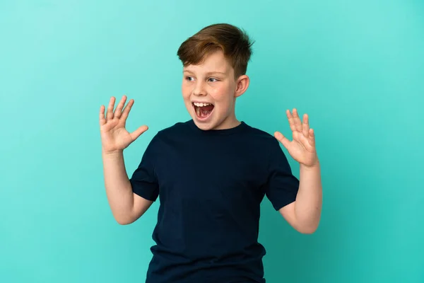 Pequeño Pelirrojo Aislado Sobre Fondo Azul Con Expresión Facial Sorpresa —  Fotos de Stock