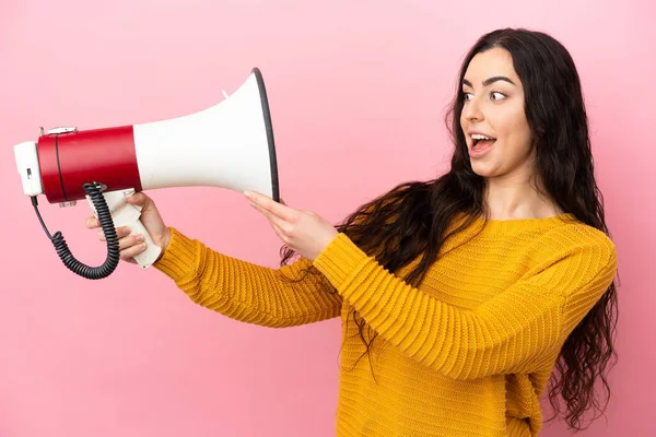 Jonge Kaukasische Vrouw Geïsoleerd Roze Achtergrond Met Een Megafoon Met — Stockfoto