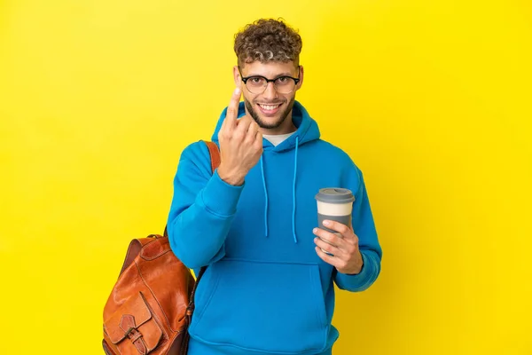 Mladý Student Blondýny Muž Izolovaný Žlutém Pozadí Dělá Nadcházející Gesto — Stock fotografie