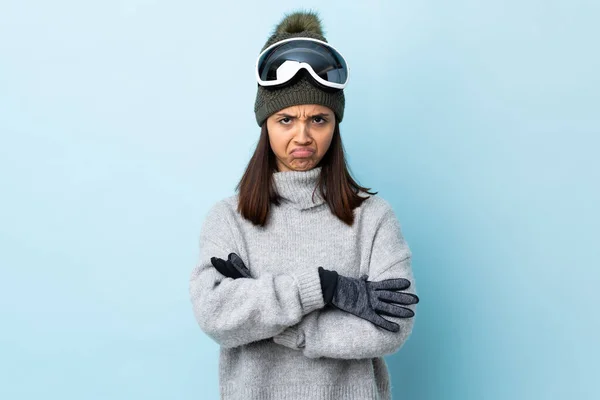 Mieszane Wyścigu Narciarz Dziewczyna Okularów Snowboardowych Odizolowanym Niebieskim Tle Uczucie — Zdjęcie stockowe