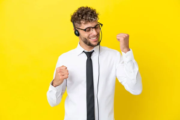 Telemarketer Homem Loiro Trabalhando Com Fone Ouvido Isolado Fundo Amarelo — Fotografia de Stock