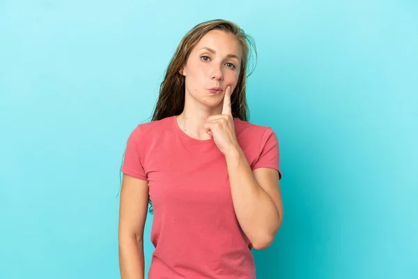 Jonge Kaukasische Vrouw Geïsoleerd Blauwe Achtergrond Denken — Stockfoto