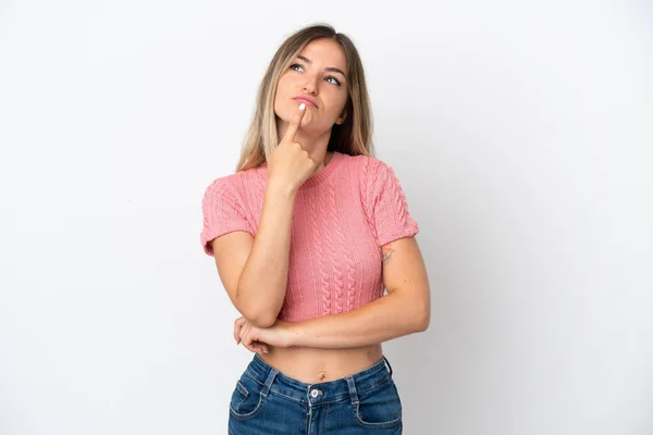 Mujer Rumana Joven Aislada Sobre Fondo Blanco Que Tiene Dudas —  Fotos de Stock