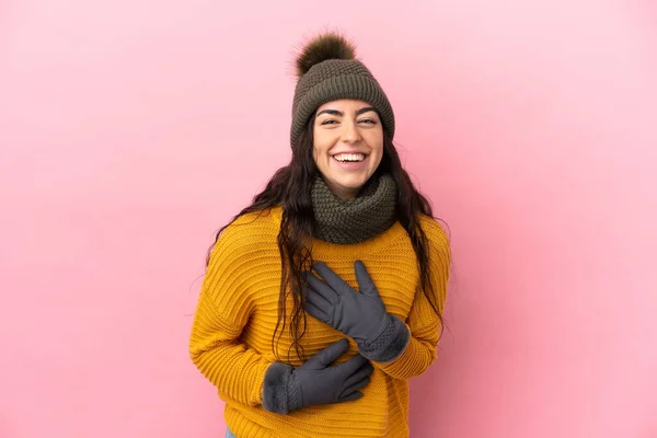 Menina Caucasiana Jovem Com Chapéu Inverno Isolado Fundo Roxo Sorrindo — Fotografia de Stock