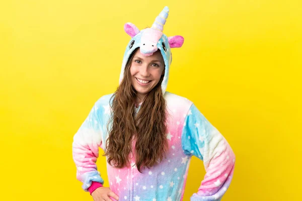 Meisje Met Eenhoorn Pyjama Geïsoleerde Achtergrond Lachen — Stockfoto