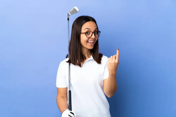 Jovem Golfista Mulher Sobre Isolado Colorido Fundo Fazendo Vinda Gesto — Fotografia de Stock