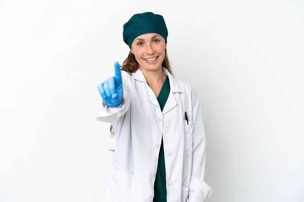 Chirurg Běloška Žena Zelené Uniformě Izolované Bílém Pozadí Ukazující Zvedající — Stock fotografie