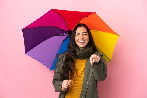 Jovem Segurando Guarda Chuva Isolado Fundo Rosa Surpreso Apontando Frente — Fotografia de Stock