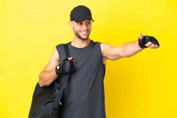 Jovem Homem Loiro Esporte Com Saco Esporte Isolado Fundo Amarelo — Fotografia de Stock