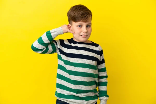 Ένα Μικρό Κοκκινομάλλικο Αγόρι Απομονωμένο Κίτρινο Φόντο Κάνει Τηλεφωνική Χειρονομία — Φωτογραφία Αρχείου
