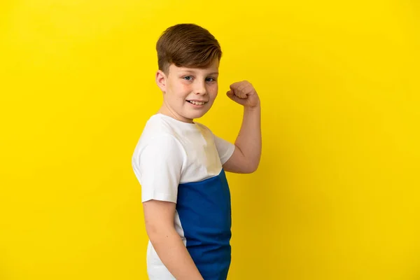 Petit Rousse Isolé Sur Fond Jaune Célébrant Une Victoire — Photo