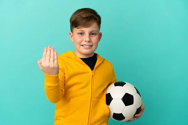 Roodharige Jongen Die Voetbal Speelt Geïsoleerd Een Blauwe Achtergrond Nodigt — Stockfoto