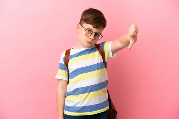 Pequeño Chico Pelirrojo Caucásico Aislado Sobre Fondo Rosa Mostrando Pulgar —  Fotos de Stock