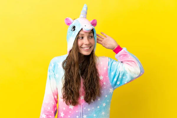 Girl Unicorn Pajamas Isolated Background Listening Something Putting Hand Ear — Stock Photo, Image