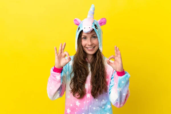 Chica Con Pijama Unicornio Sobre Fondo Aislado Mostrando Signo Con —  Fotos de Stock