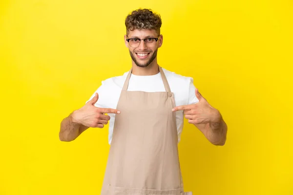 Ristorante Cameriere Uomo Biondo Isolato Sfondo Giallo Orgoglioso Soddisfatto — Foto Stock